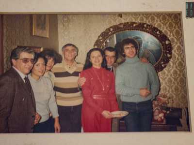 Rossana ci accompagna cos� per i corridoi che ricordano il passato della scuola, quando questo luogo era la �casa� della divina Carla Fracci, che si allenava qui prima di esibirsi nei teatri baresi. Ci sono foto e dediche della diva...